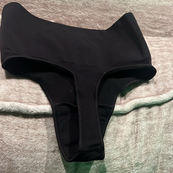 Skims Mid-Core Control Shapeware Thong - Picture 6 of 11